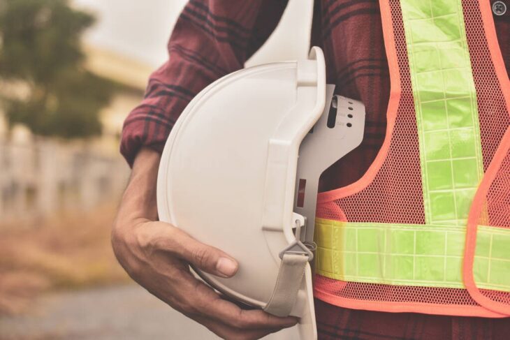lavoratore con casco di sicurezza